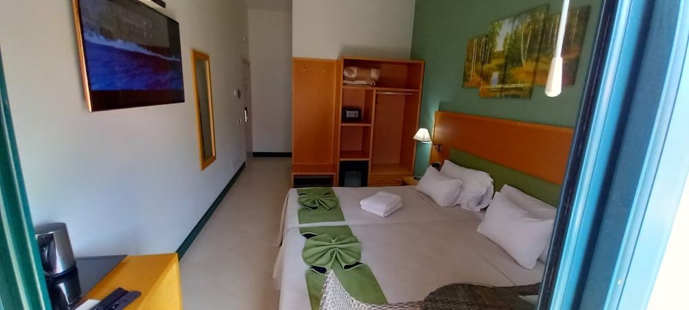 Standard Twin Room, 2 Twin Beds, Non Smoking, Mountain View