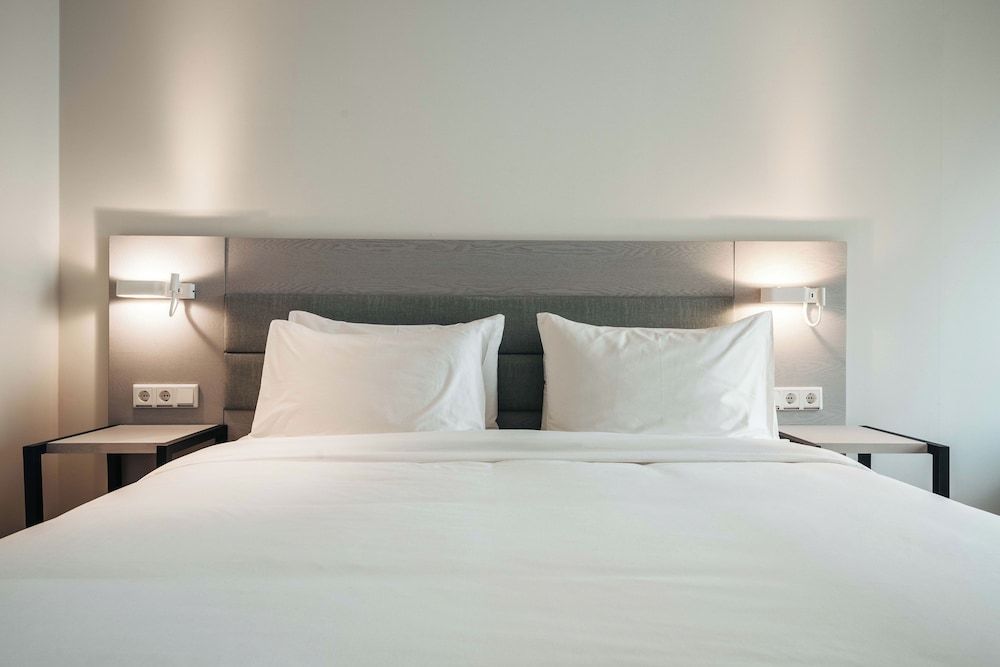 Elements Hotel & Shops Premier Room, 1 King Bed, Courtyard View 3