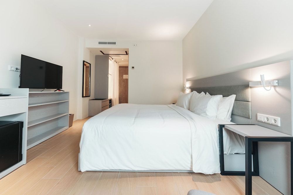 Elements Hotel & Shops Premier Room, 1 King Bed, Courtyard View 5