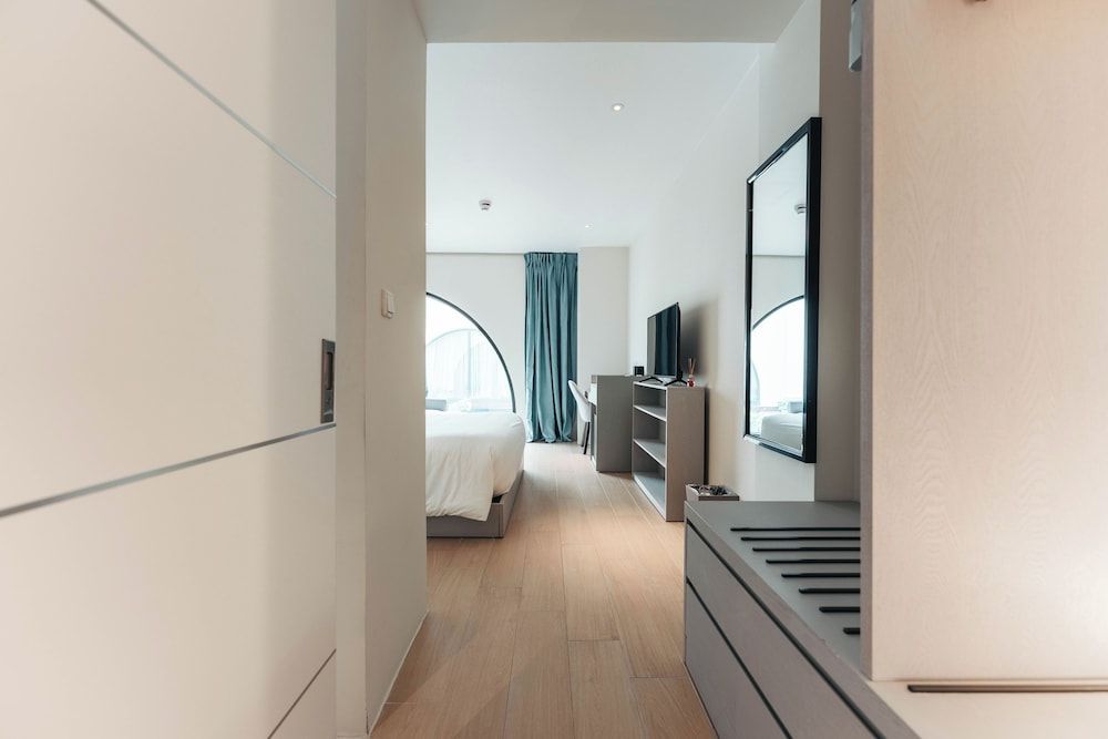 Elements Hotel & Shops Premier Room, 1 King Bed, Courtyard View 13