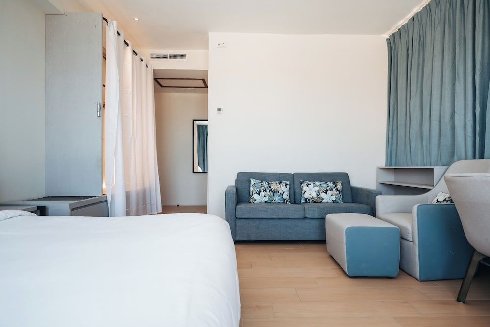 Elements Hotel & Shops Executive Studio Suite, 1 King Bed with Sofa bed, Balcony, Ocean View 2