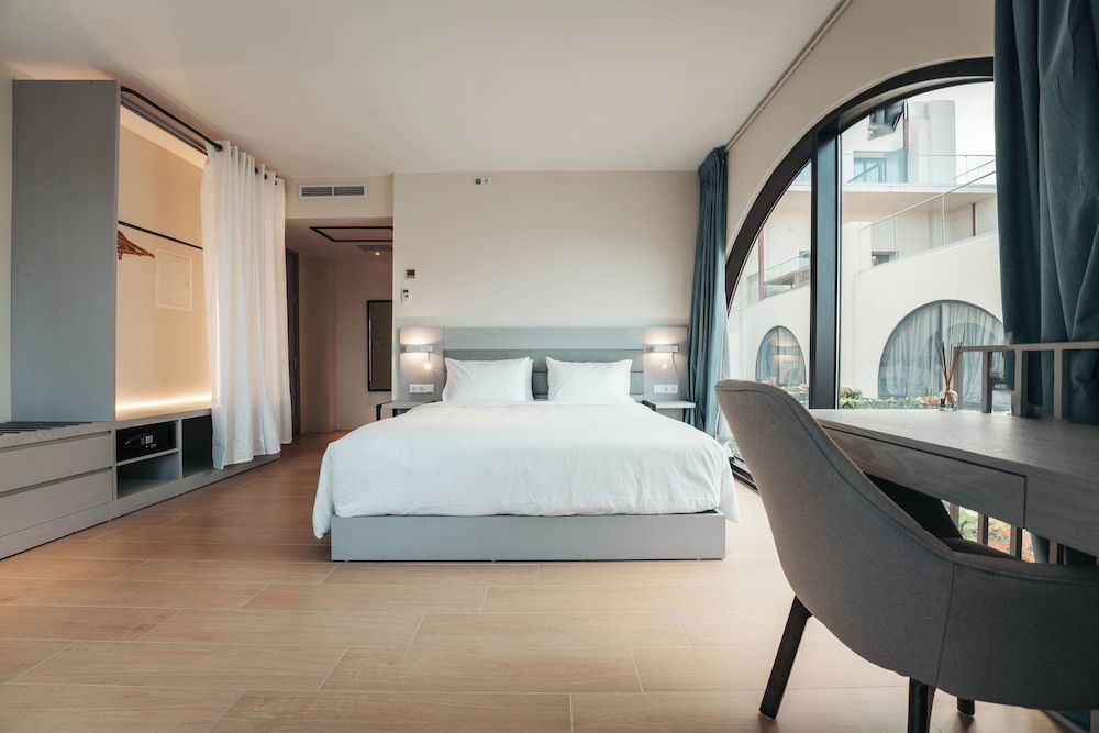 Elements Hotel & Shops Junior Studio Suite, 1 King Bed with Sofa bed, City View 3