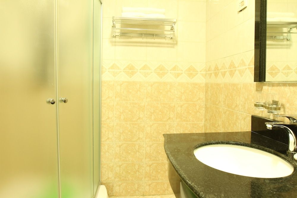 Geza Apartment Hotel Business Double Room Single Use, 1 Double Bed, Smoking, Refrigerator & Microwave 6