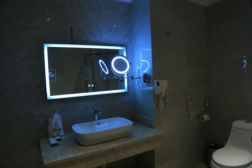 Check Inn Hotels - Addis Ababa Deluxe Room, 1 King Bed, Balcony, City View 7
