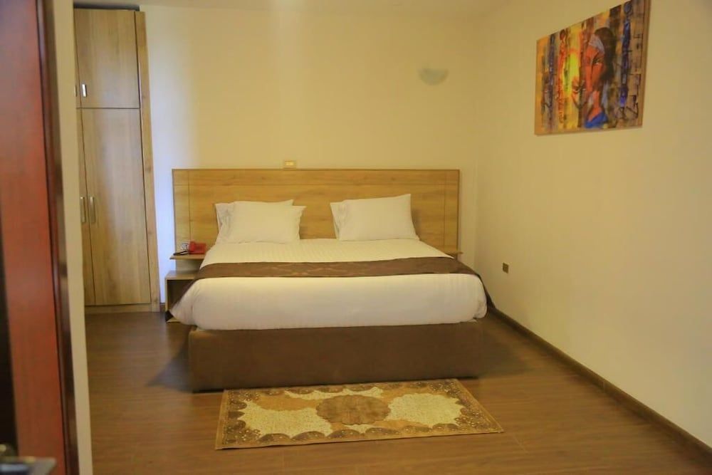 Black Horse Hotel Apartment Deluxe King Room 3