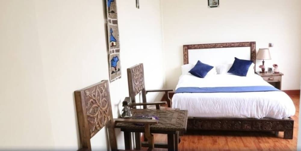 FikirandRay Lodge Room, 1 King Bed 2