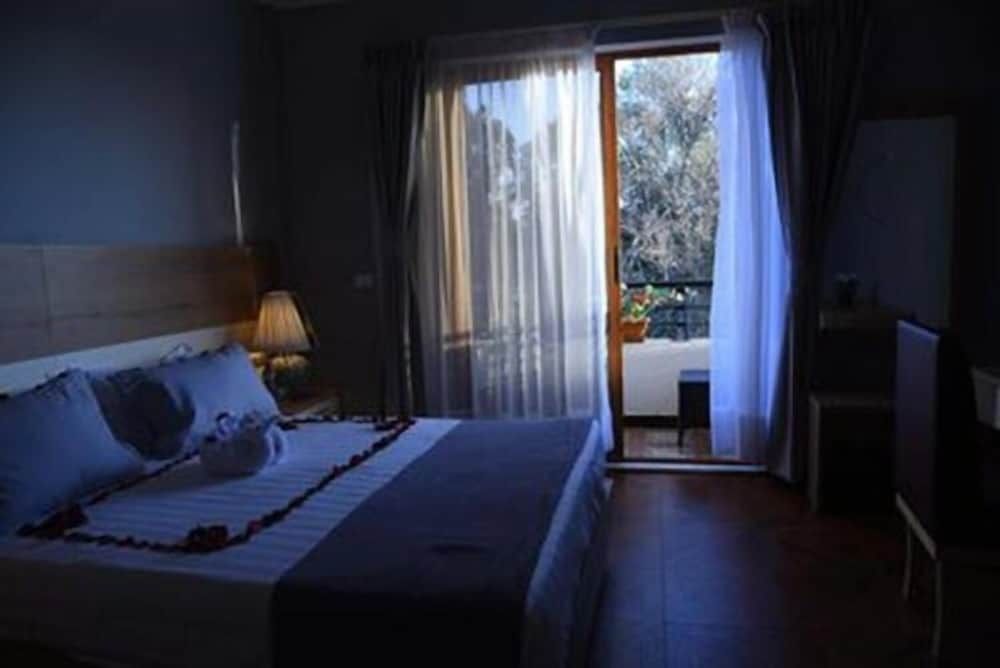 Inn of the Four Sisters Deluxe Room 2