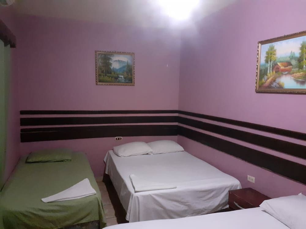 Triple Room (2 Camas matrimonial y 1 individual)