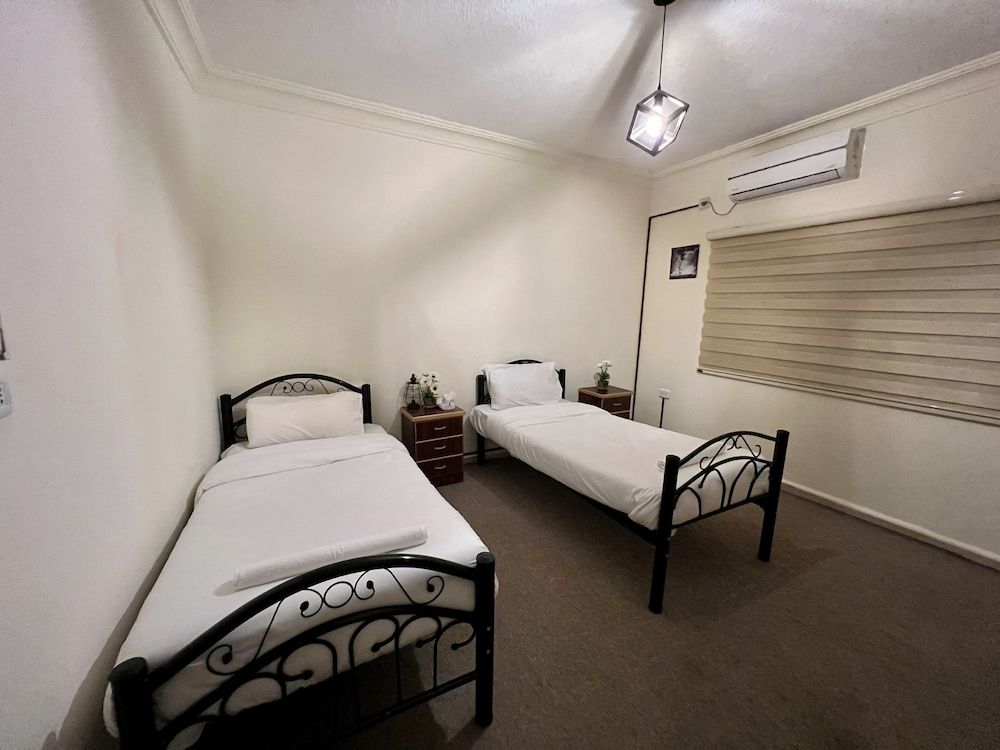 Raqeem Hostel Standard Twin Room