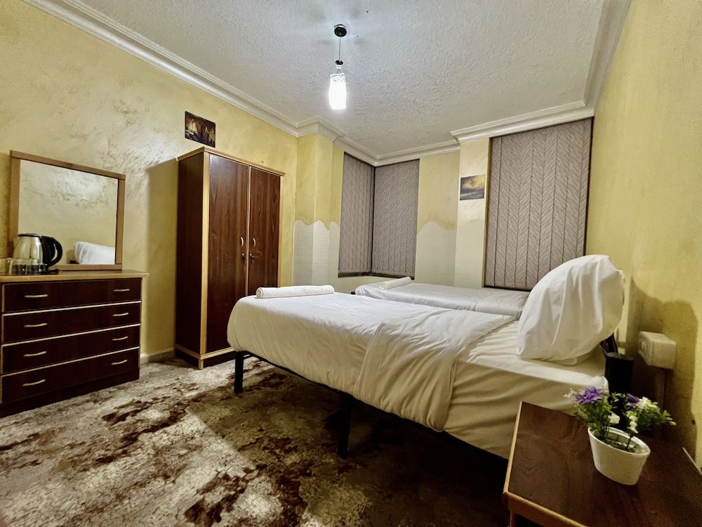 Raqeem Hostel Standard Twin Room 3