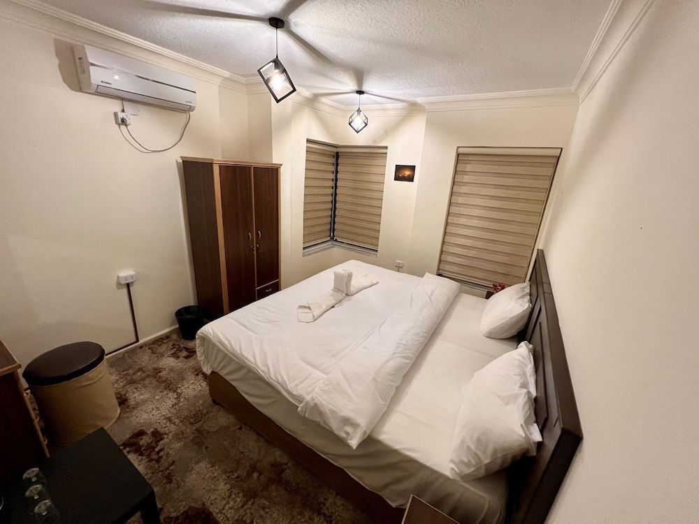 Raqeem Hostel Standard Double Room 6