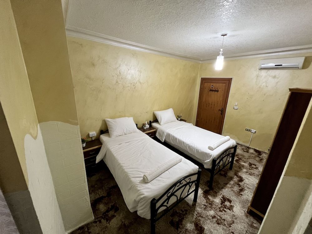 Raqeem Hostel Standard Twin Room 4