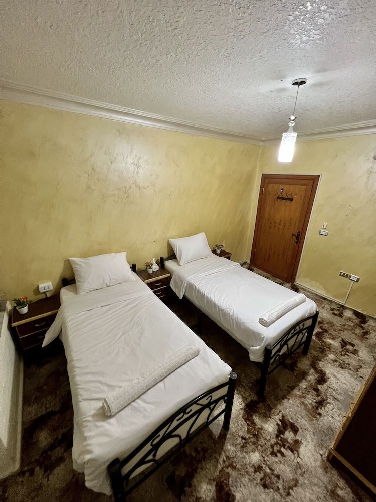 Raqeem Hostel Standard Twin Room 5