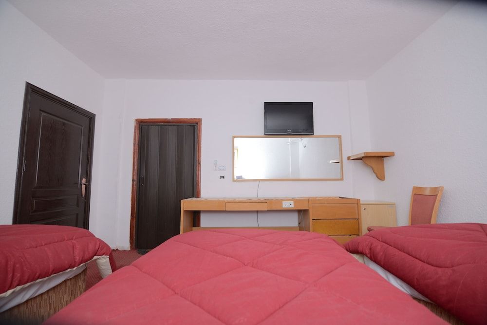 Petra Lion Hotel Deluxe Triple Room 2