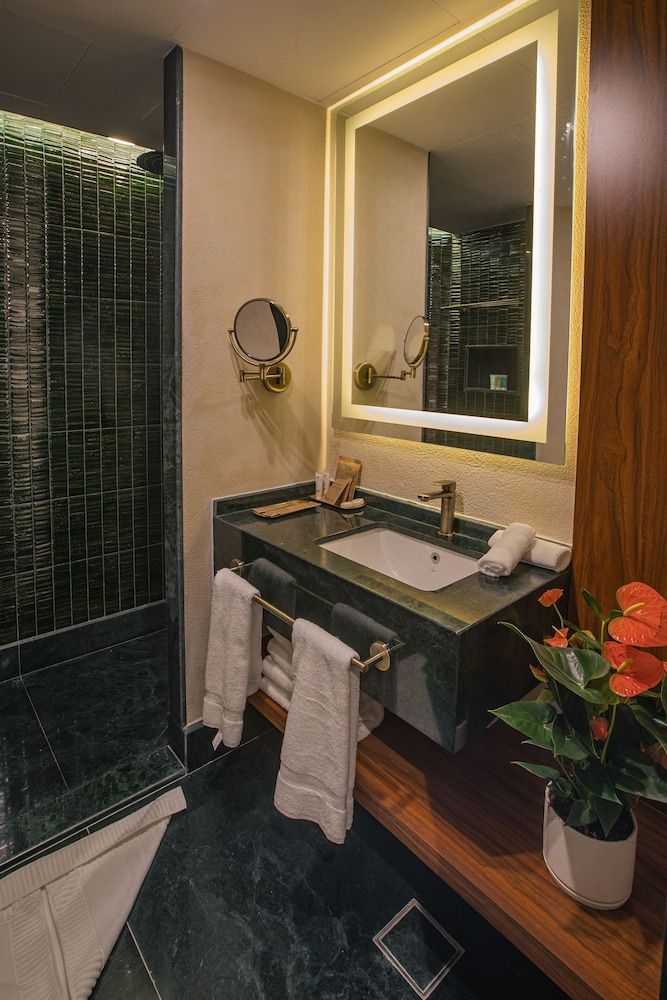 Bratus Hotel Aqaba Deluxe Double Room, 1 King Bed, City View 11