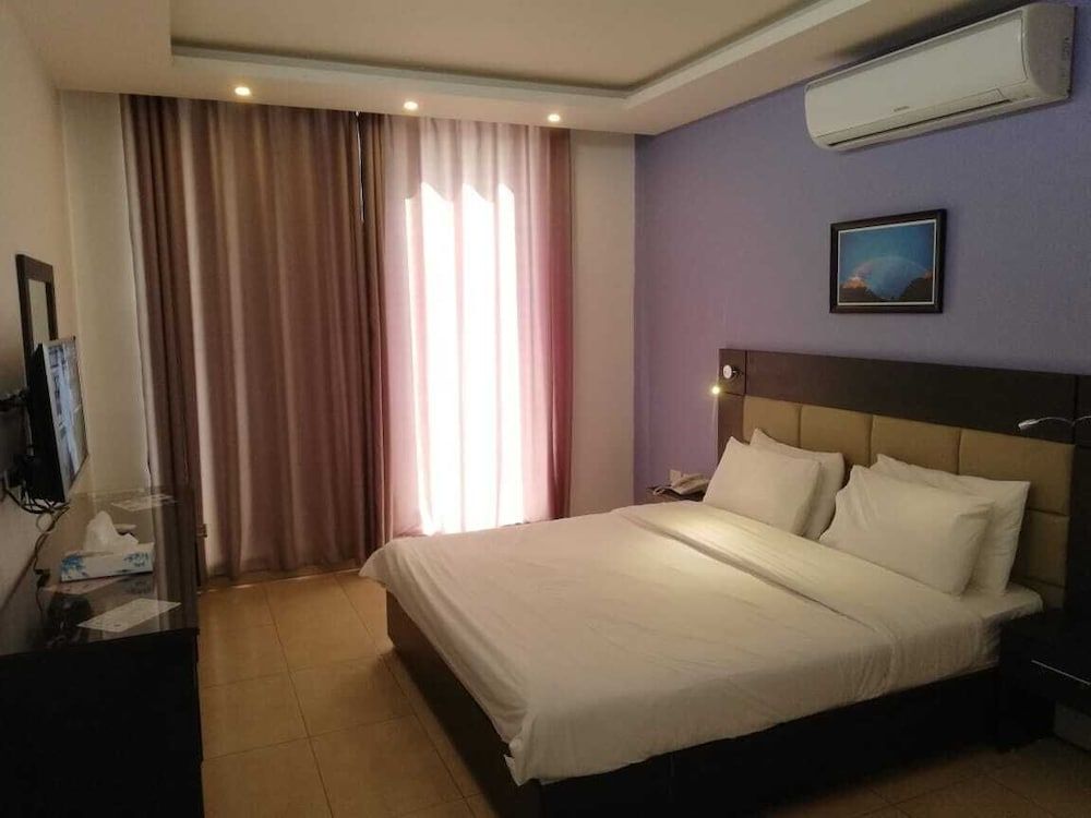 undefined 7 Days Hotel Suites 8