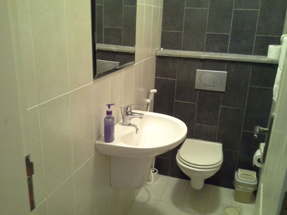 undefined Impeccable 2-bed Apartment in Amman 8