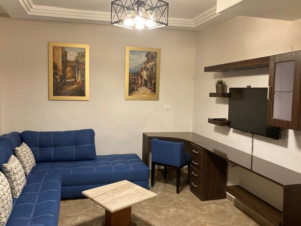 The Royal Luxury Superior Queen cot Apartment, 1 Bedroom, Accessible, Smoking 8