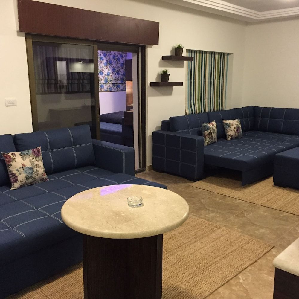 The Royal Luxury Superior Queen cot Apartment, 1 Bedroom, Accessible, Smoking 7
