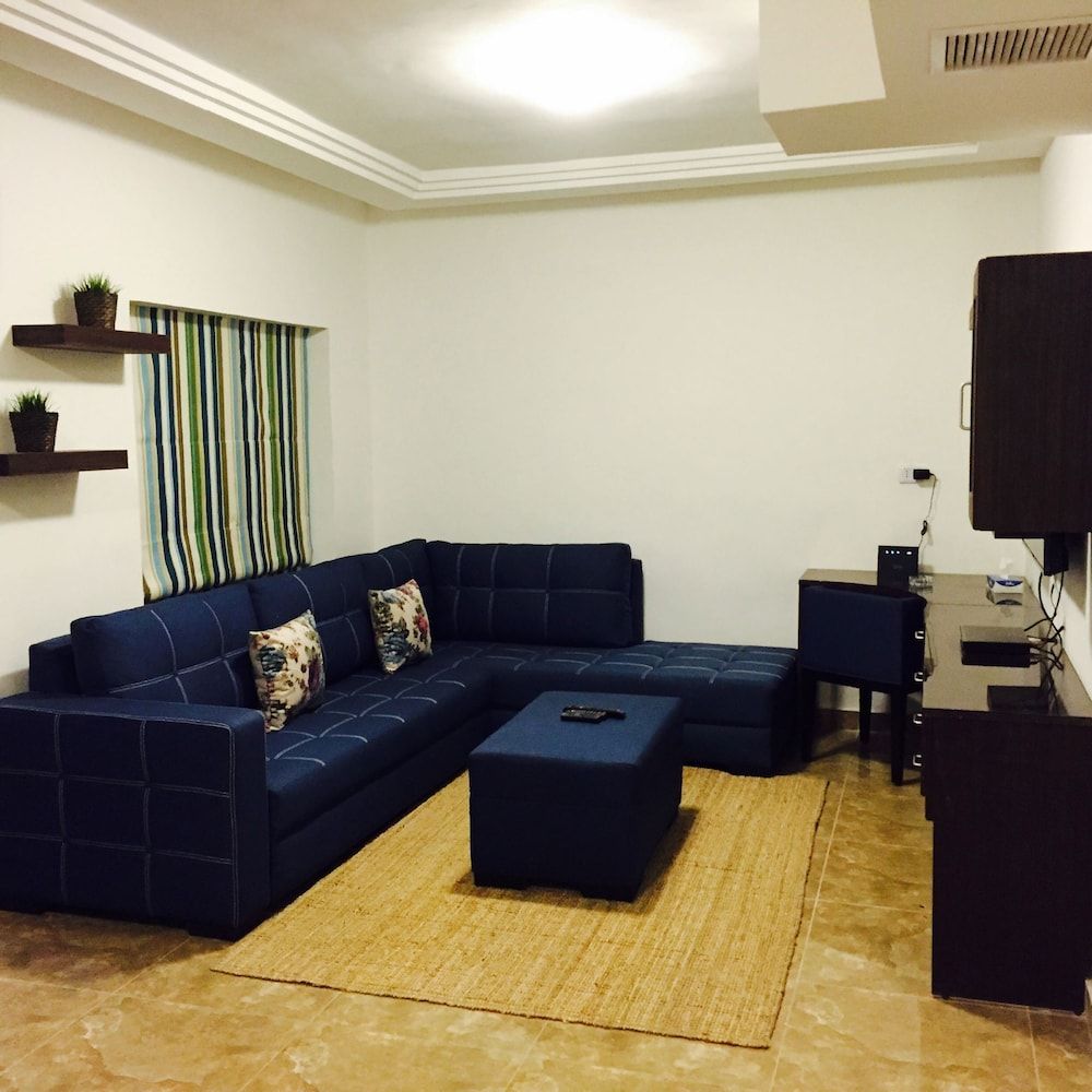 The Royal Luxury Superior Queen cot Apartment, 1 Bedroom, Accessible, Smoking 9