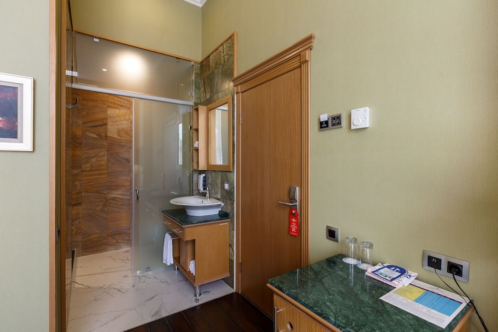 Shera Park Classic Twin Room 34