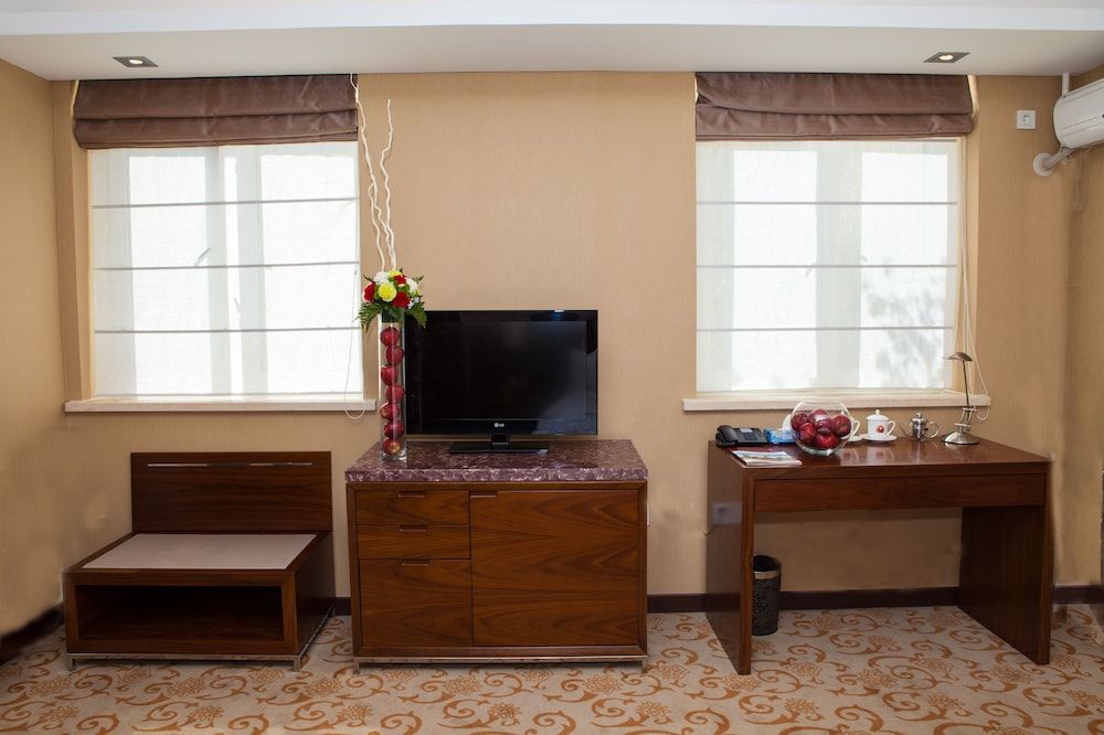 Soluxe Hotel Almaty Comfort Double Room, Courtyard View 9