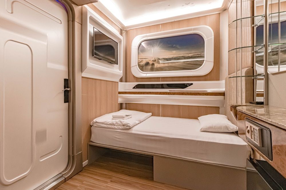 CAPS LOCK Future Hotel Deluxe Twin Room 2