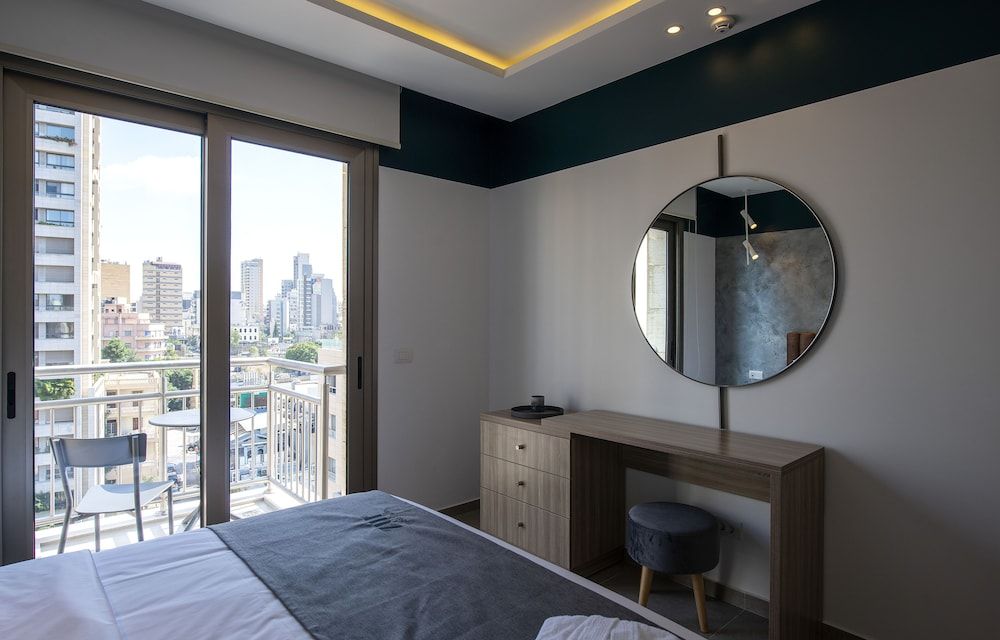 ZUR Studios & Suites Deluxe Suite (Deco Suite) 5