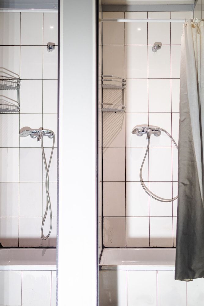 Cinnamon Sally Backpackers Hostel Basic Double Room 3