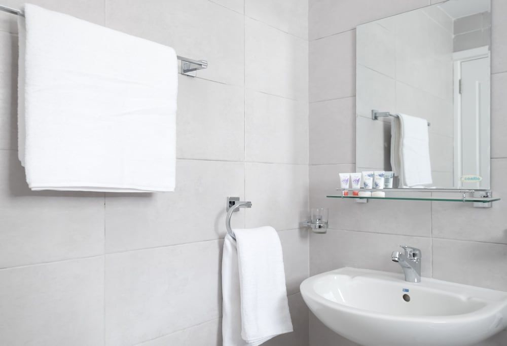 Al Jisr Hotel Deluxe Double or Twin Room 6