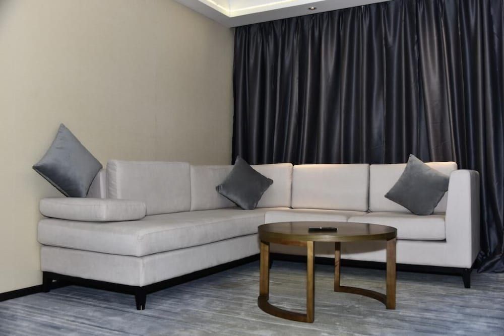 undefined The Airport Hotel 6