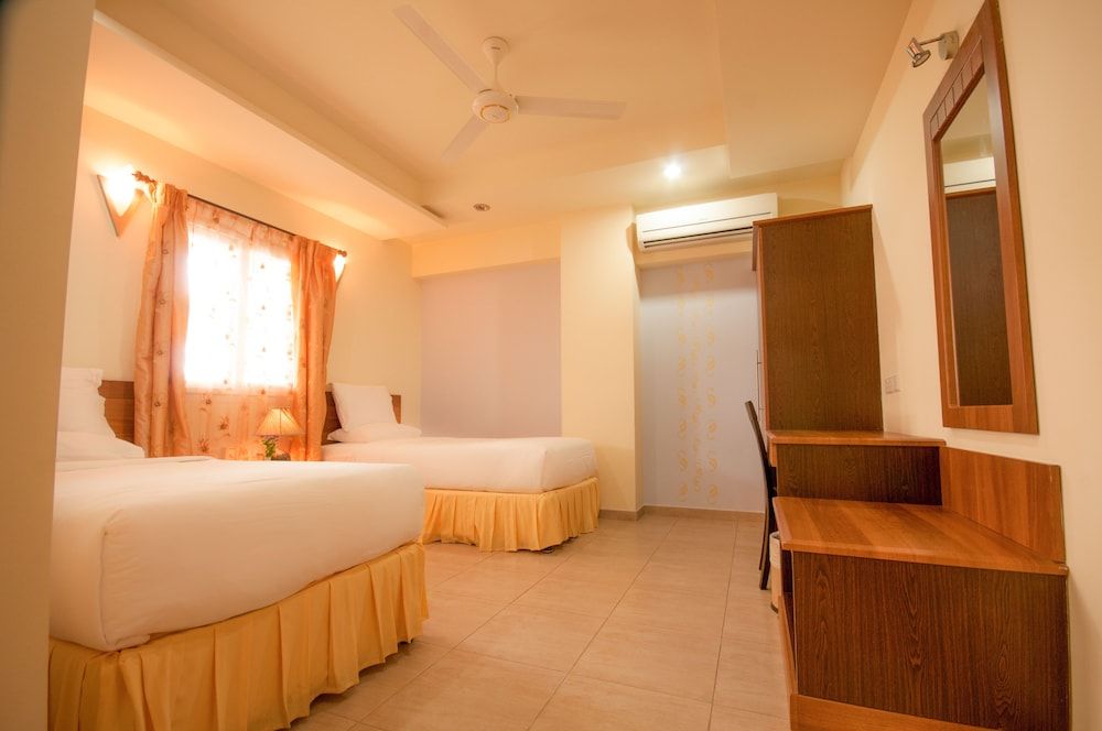 Crystal Suites Family Apartment, 2 Bedrooms, Accessible, Kitchen 2