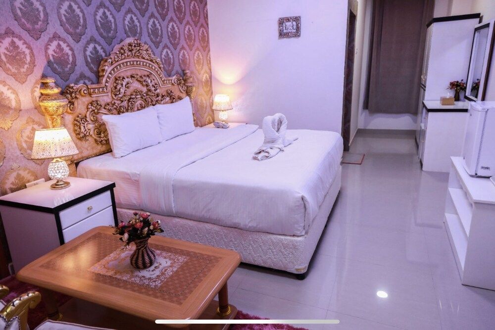 Capital O 141 Golden Rays Hotel Standard Double Room 3