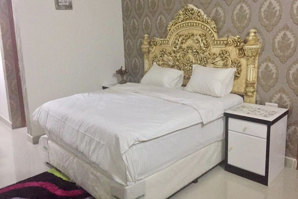 Capital O 141 Golden Rays Hotel Standard Double Room 4