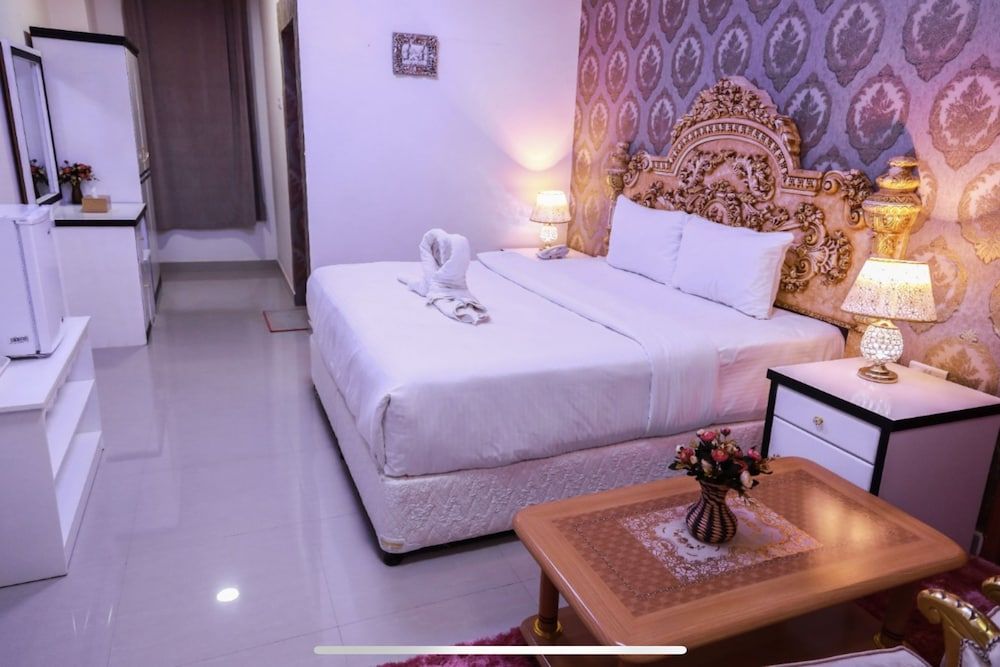 Capital O 141 Golden Rays Hotel Standard Double Room 2