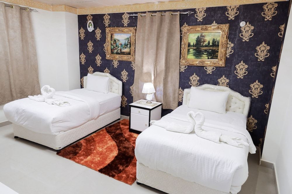 Capital O 141 Golden Rays Hotel Standard Twin Room 2