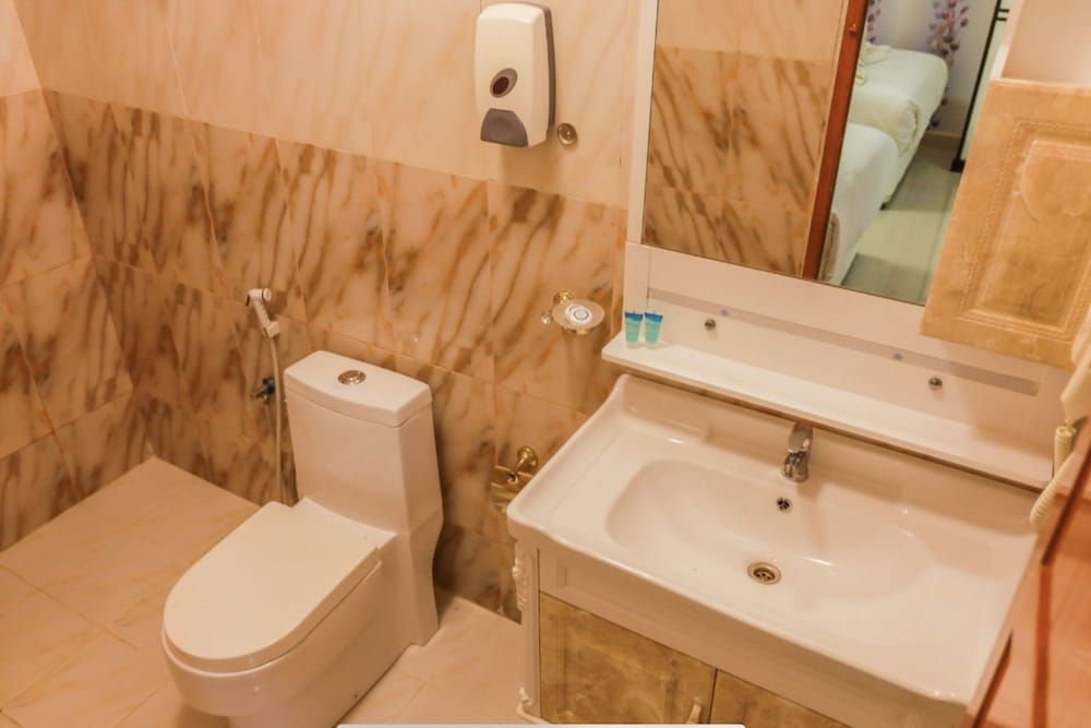 Capital O 141 Golden Rays Hotel Standard Twin Room 3