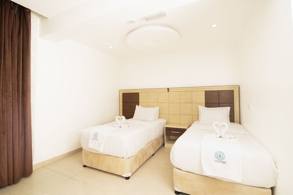 Diamond Star Hotel Standard Room, 2 Twin Beds, City View 5
