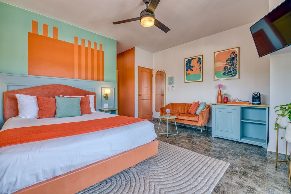 Bocas Paradise Hotel Street view queen suite 2