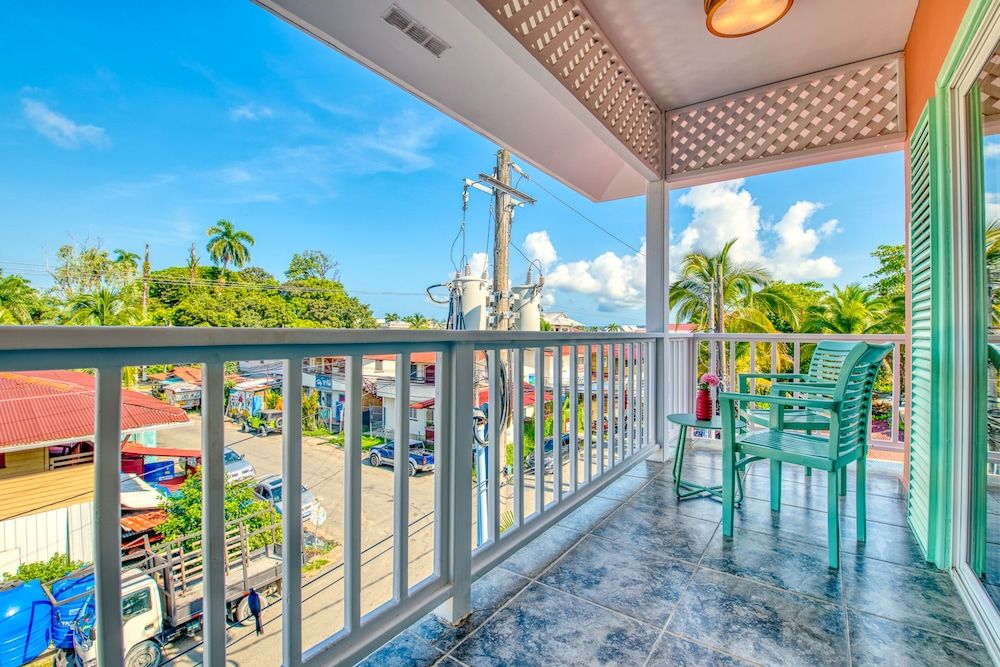 Bocas Paradise Hotel Street view queen suite 4