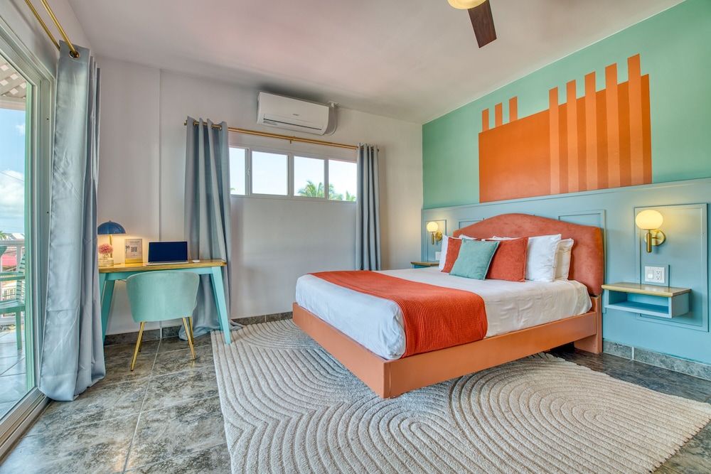 Bocas Paradise Hotel Street view queen suite