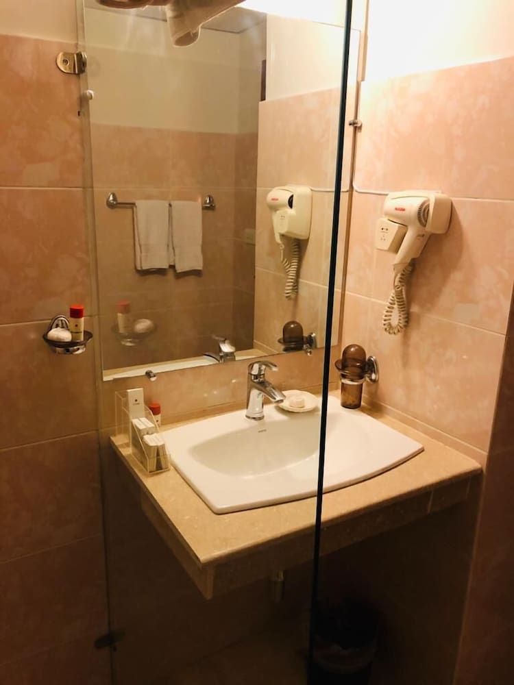 Avari Xpress Islamabad Deluxe Double Room 7