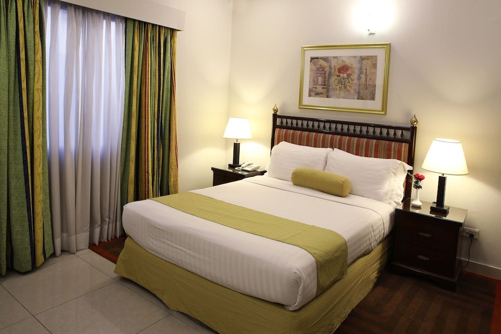 Avari Xpress Islamabad Deluxe Double Room 4