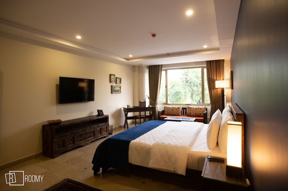 Roomy Signature Hotel Deluxe Double Room 2