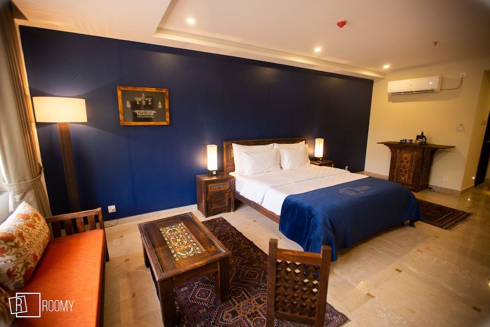 Roomy Signature Hotel Deluxe Double Room 4