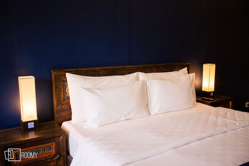 Roomy Signature Hotel Deluxe Double Room 5