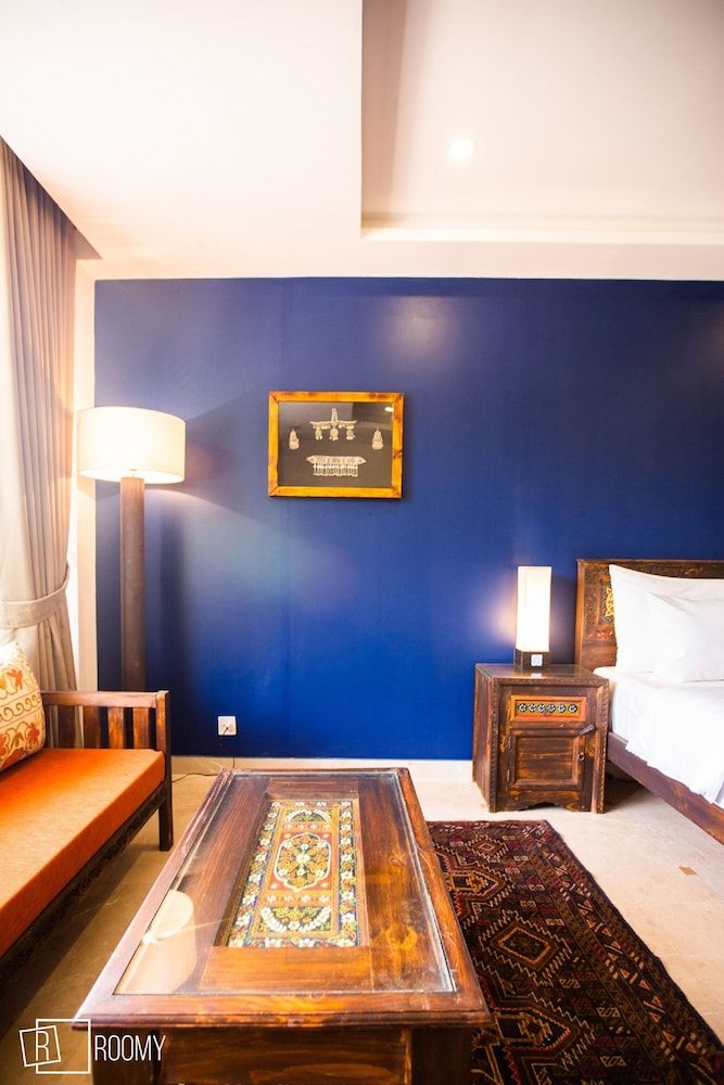 Roomy Signature Hotel Deluxe Double Room 3