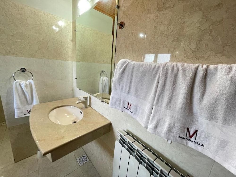 Montaña Villa Murree Deluxe Double Room 9