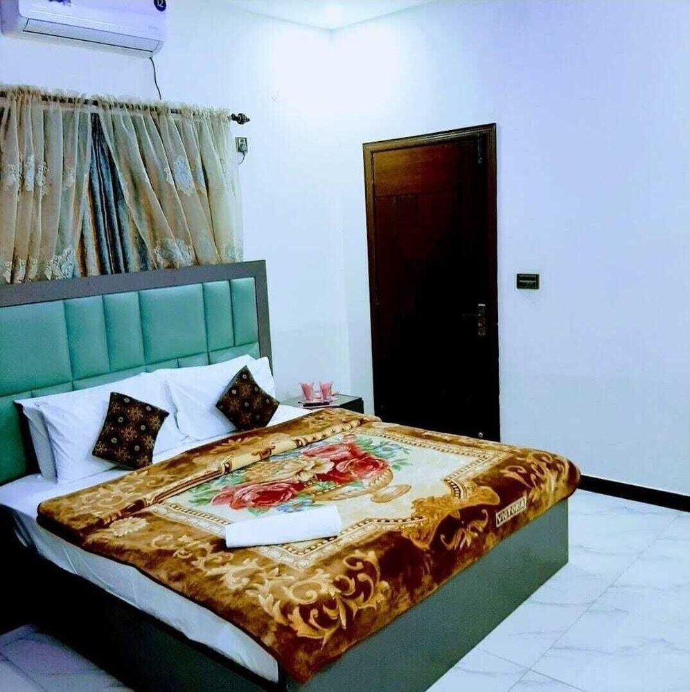 Galaxy Inn Near Karachi Airport & Aga Khan Hospital Deluxe Double Room, 1 Double Bed 2