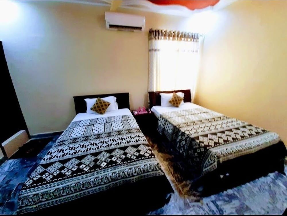Galaxy Inn Near Karachi Airport & Aga Khan Hospital Executive Suite, 2 Bedrooms 2